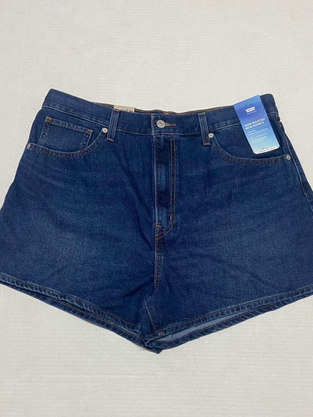 NWT Levi Strauss Women's High Waisted Mom Shorts Medium Wash Blue Size 33
